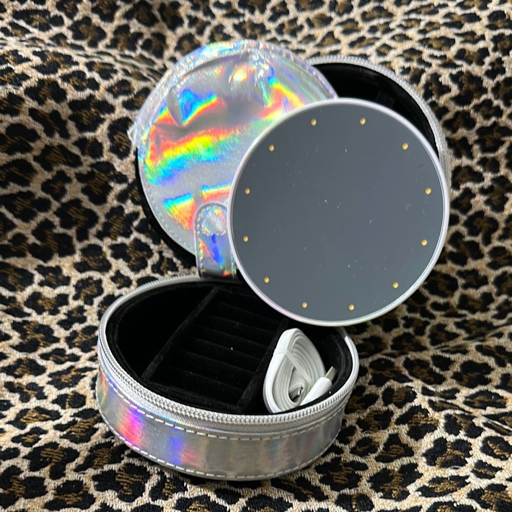 Riki lighted 7x travel mirror with case and charging cord